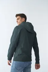 Campera verde oscuro de neopreno con capucha ajustable, cuello alto, bolsillos con cierre y logo en goma.