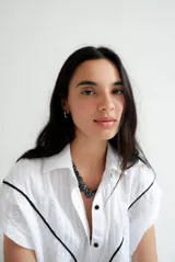 Vestido corto tipo camisa color beige con bordados florales en azul.