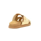 Sandalias doradas con tiras cruzadas y hebilla lateral.