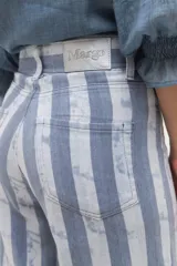 Pantalón de algodón con estampado de rayas verticales en tonos rosados y corte amplio.