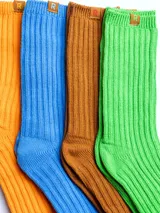 Pack de cuatro pares de medias de algodón, poliamida y elastano, con diseño acanalado en colores verde, marrón, azul y amarillo.