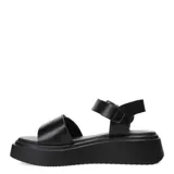 Sandalias nude con plataforma negra y hebillas plateadas.