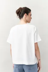 Remera color beige de manga corta con bordado frontal con la frase “L’amour toujours”.