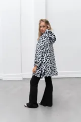 Canguro oversize con capucha, de tela suave con estampado animal print en tonos azul, negro y blanco.