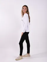 Remera blanca de manga larga con cuello redondo y estampado plateado con la frase "Stay Beautiful".