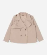 Campera trench coat cropped color beige, confeccionada en gabardina con cierre por botones delanteros y solapas en el cuello.