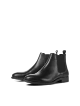 Botas Chelsea negras de cuero, con elásticos laterales y suela de goma.