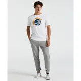 Remera blanca de manga corta con cuello redondo y estampado central del logo de Original Penguin en azul marino y amarillo.