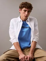 Remera celeste de algodón con el logo de Calvin Klein estampado en el pecho.