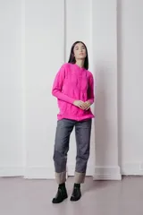 Sweater color crema de tejido de punto trenzado, con cuello redondo y corte holgado.