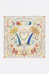 Pañuelo cuadrado de poliéster con estampado de diseño ecléctico que incluye palmeras, tigres, corazones, soles, lunas y texto.
