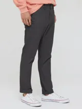 Pantalón khaki de corte slim, con pretina elástica y bolsillos delanteros, confeccionado en tejido twill con elasticidad.