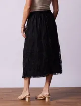 Falda midi de tul bordado color negro, con pretina elastizada.