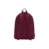 Mochila Lacoste con estampado geométrico en tonos rojo y azul marino.
