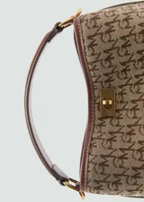 Bolso tipo bucket color beige con estampado de monograma en marrón. Tiene asa de mano, cierre de tuerca y correa larga ajustable y extraíble.