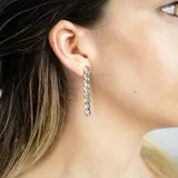 Par de aros colgantes de acero quirúrgico plateado, con forma de cadena de eslabones.