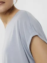 Camiseta celeste de corte recto, cuello redondo y mangas cortas con dobladillo.