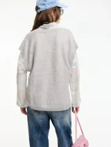 Chaleco sin mangas de cashmere color crema, con escote en V y tajos laterales.