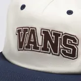 Gorra plana de estilo snapback, con corona color crema y visera de color azul marino. Presenta el logo "VANS" bordado en el frente con tipografía universitaria en tonos marrón y blanco.