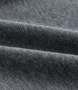 Pantalón de vestir gris con textura, corte slim, con trabillas en la cintura y cierre por botón y cremallera.