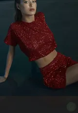 Top corto de lentejuelas rojas con mangas cortas y cuello redondo.