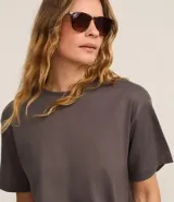 Remera blanca oversized de mangas cortas, confeccionada en algodón peruano, con cuello redondo y sin estampa.
