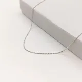 Cadena fina de plata 925 con eslabones retorcidos formando un cordón.