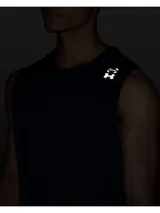 Musculosa deportiva Under Armour Halo Vent color azul marino con logo reflectivo en el pecho y perforaciones laterales para mayor ventilación.