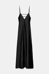 Vestido midi negro de tejido satinado, con escote en pico y tirantes finos ajustables. Presenta un detalle de tiras cruzadas en la espalda descubierta y cierre con cremallera metálica.
