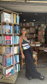 Collar tipo gargantilla compuesto por pequeñas cuentas de acrílico blancas, con dije de cuerno italiano (cornicello) esmaltado en turquesa y adornado con dos piedras rojas redondas. Los herrajes son dorados.