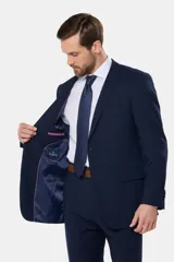 Traje de vestir azul marino, compuesto por saco de dos botones con solapa de muesca y pantalón de corte recto.