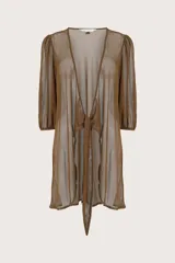 Salida de baño tipo cover up de malla color café, con mangas abullonadas tres cuartos, escote en V y lazo frontal para anudar.