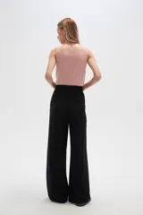 Pantalón ancho color beige, de viscosa y calce alto.