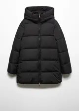Campera puffer negra con capucha, cierre frontal con cremallera y bolsillos laterales con cierre.