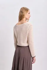 Cardigan de punto crochet color crudo con ajuste frontal con lazos.