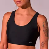 Top deportivo negro con breteles anchos y logo de la marca en el frente.