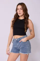 Short de jean azul con detalles de strass verticales y terminación desflecada.