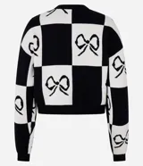 Cardigan corto de punto con bloques de color blanco y negro, con estampa de lazos y cierre con botones.