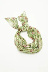 Pañuelo largo y angosto de jacquard estampado con detalles en lurex.