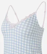 Conjunto de ropa de dormir compuesto por un camisón corto de tirantes ajustables con escote en V y detalle de encaje, y una bata de manga larga con el mismo estampado. Ambas prendas son de tejido viscolycra con estampado de cuadros vichy celestes y blancos.