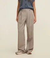 Pantalón wide leg de vestir color beige, con cintura alta, trabillas para cinturón, pliegues frontales y bolsillos laterales.