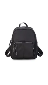 Mochila negra de nylon con cierre principal y dos bolsillos frontales con cierre.