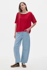 Remera roja de rib con cuello redondo amplio y mangas cortas.