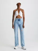 Blusa blanca con textura arrugada, escote halter y cierre anudado en la espalda.