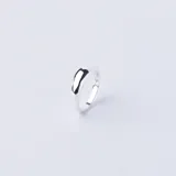 Anillo de plata 925 con diseño liso y forma redondeada. Ancho de 5mm y alto de 2mm.