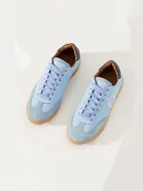 Zapatilla urbana con recortes en diferentes tipos de cuero, logo JCH bordado y aplique de mini lipstick en el talón.