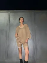 Biker tiro alto tejida a máquina con hilado seridó y lurex dorado.