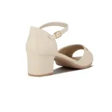 Sandalias de tacón bajo color beige con tira ancha sobre los dedos y pulsera con hebilla al tobillo.