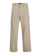 Pantalón jean color arena, de corte amplio, tiro alto y diseño de carpintero con múltiples bolsillos.