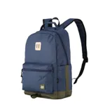 Mochila urbana de color negro con base y detalles en marrón claro. Presenta un parche frontal con dos líneas verticales y un bolsillo frontal con cierre. Tiene asa superior y correas ajustables.